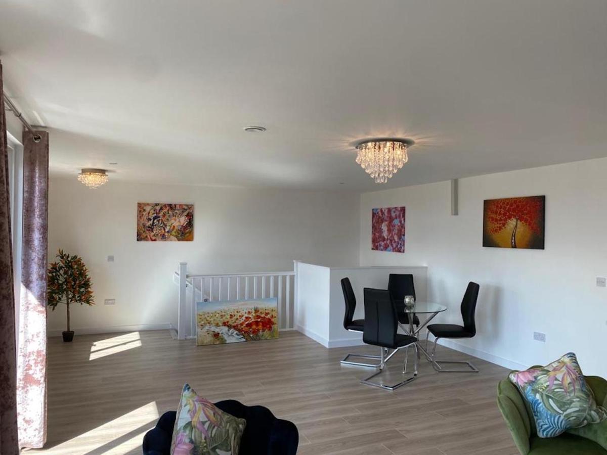Central Newly Built 2 Bed Duplex Penthouse With Free On-Site Gated Parking, Lift Access, Self Check-In, Super Fast Wifi, Two Cathedral View Terraces & Sleeps 6 Peterborough Luaran gambar