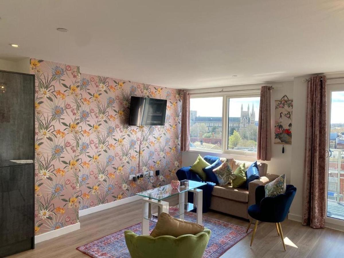 Central Newly Built 2 Bed Duplex Penthouse With Free On-Site Gated Parking, Lift Access, Self Check-In, Super Fast Wifi, Two Cathedral View Terraces & Sleeps 6 Peterborough Luaran gambar