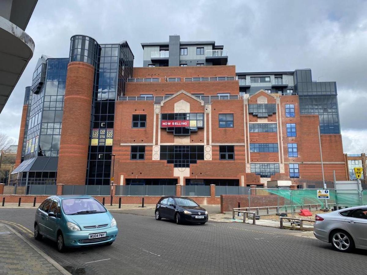 Central Newly Built 2 Bed Duplex Penthouse With Free On-Site Gated Parking, Lift Access, Self Check-In, Super Fast Wifi, Two Cathedral View Terraces & Sleeps 6 Peterborough Luaran gambar